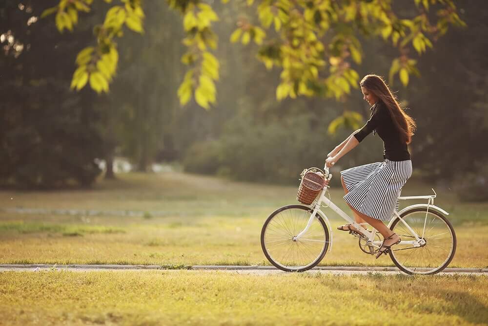 mulher andando bicicleta 1